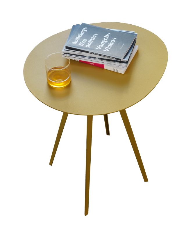 Agorà Beistelltisch groß Segis in Grau mit Getränk und Büchern auf der Tischplatte.